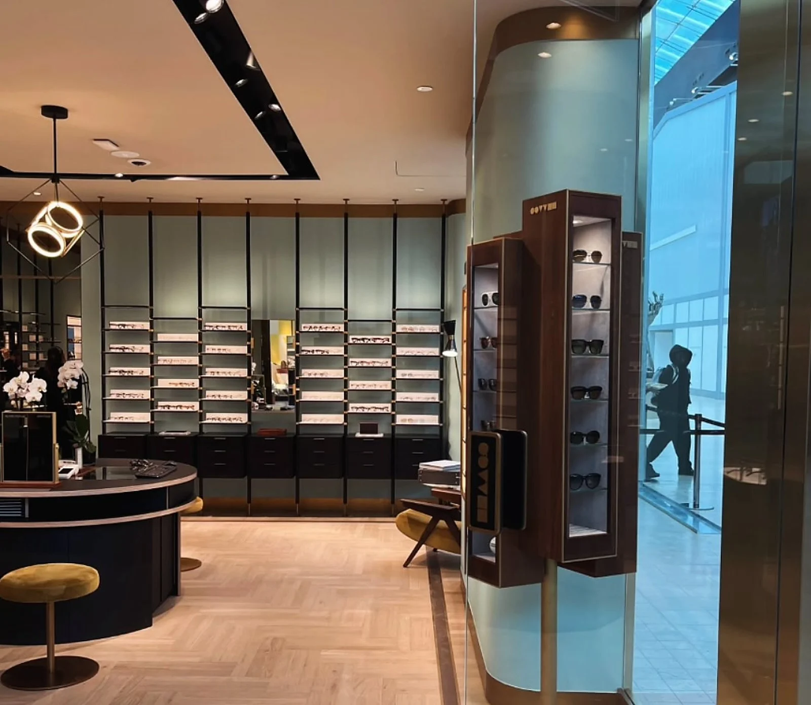 Oliver Peoples interior with curved mint column